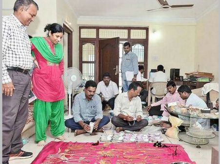 అక్కడ దాచాడు: బ్యాగు నిండా ఆ డాక్యుమెంట్సే, రఘు అవినీతిలో కొత్త కోణాలు..