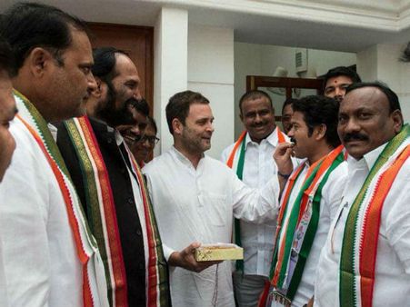 రేవంత్‌కు ఎడమచేత్తో స్వీటిచ్చిన రాహుల్: నెటిజన్లు ఇలా..