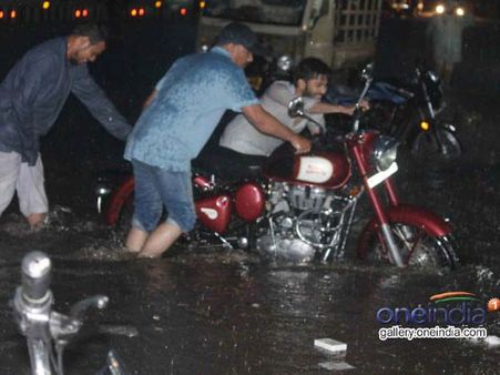 విశ్వ నగరమంటే ఇదేనా?: టిఆర్ఎస్‌పై కుంతియా ఫైర్