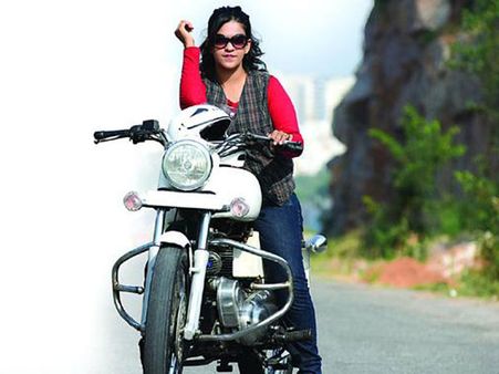 ప్రమాదమా? చంపేశారా?: బుల్లెట్ రాణి అనుమానాస్పద మృతి