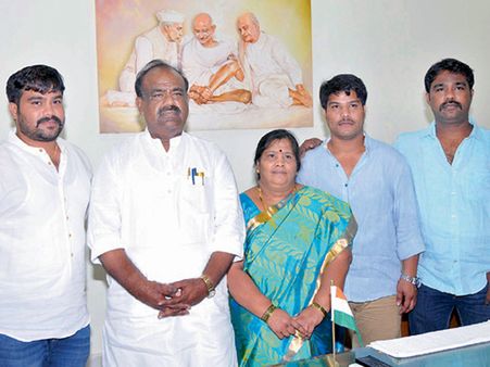 గులాబీ పార్టీలో మార్కెట్ కమిటీ నేతల సవాళ్లు: ఇటు స్పీకర్.. అటు ఎమ్మెల్యేపై అసమ్మతి