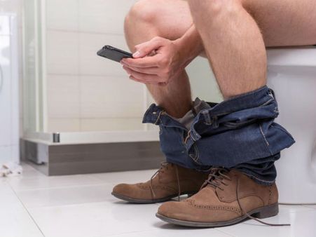 టాయ్‌లెట్‌ లోకి ఫోన్ కూడా తీసుకెళ్తున్నారా?: డేంజర్ అంటున్న శాస్త్రవేత్తలు..