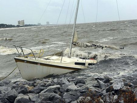 అమెరికాలో అల్లకల్లోలం, ఎమర్జెన్సీ ప్రకటించిన ట్రంప్, హరికేన్ తీరం దాటినా...