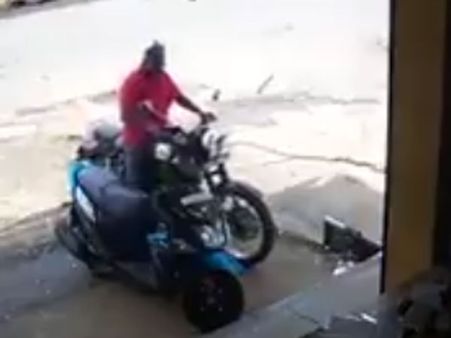 నిర్లక్షంగా బైక్ పార్క్ చేస్తే ఏం జరుగుతుందో తెలుసా, వీడియో వైరల్!