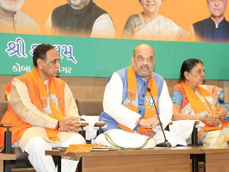 ఎవరు అసలు లీడర్?: ఆనందీబెన్ పటేల్ వర్సెస్ అమిత్ షా