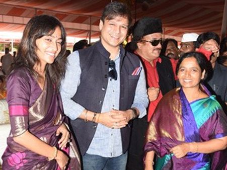 పరిటాల శ్రీరామ్ పెళ్లికి వివేక్ ఒబెరాయ్: మళ్లీ వస్తానని చెప్పిన కేసీఆర్