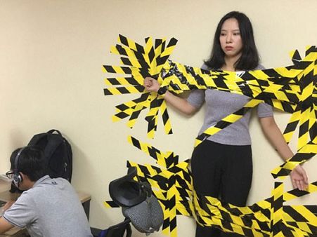 సీటు బెల్ట్ పెట్టుకోకుండా డ్రైవ్ చేసిందని ఆఫీస్ గోడకు నిలబెట్టి..