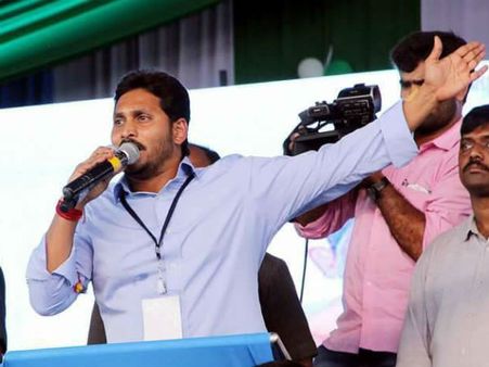 మోడీ వస్తే మాట్లాడలేదు: ఈనాడును చూపిస్తూ.. బాబును దులిపిన జగన్, బీజేపీని టార్గెట్ చేశారు కానీ