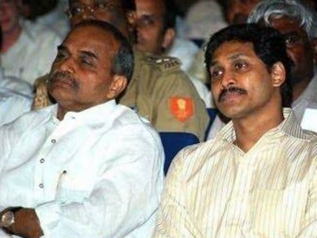 జగన్! ఇదీ నీ ఫ్యామిలీ: టిడిపి నేతల దూకుడు, పాదయాత్ర టైంలో అలా షాకిస్తారా?