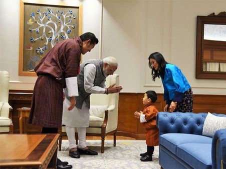 భూటాన్ బుల్లి యువరాజుకు మోడీ కానుక ఏంటో తెలుసా?(పిక్చర్స్)