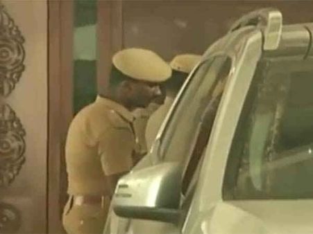 శశికళ ఫ్యామిలీకి రెండో రోజూ ఐటీ షాక్, బెంగళూరులో పాత కారులో రూ. కోట్ల ఆస్తుల పత్రాలు !