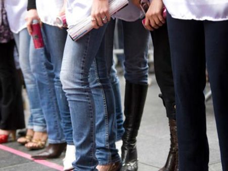 జీన్స్ వేసుకొన్నారని తొడలను కోశారు: యూపీలో దాష్టీకం