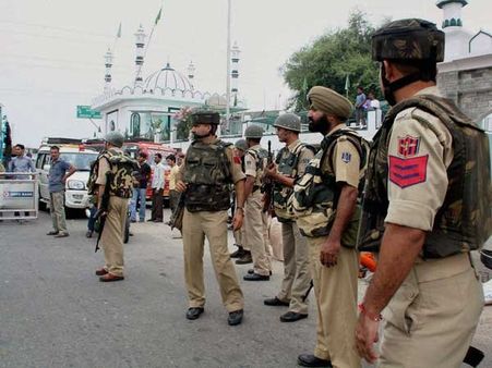 మరోసారి రెచ్చిన ఉగ్రవాదులు: పోలీసు వాహనంపై కాల్పులు