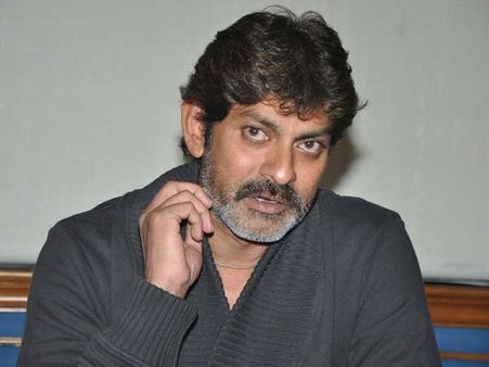 అతి చేస్తున్నారు: నంది అవార్డులపై జగపతిబాబు, బెజవాడలో అడ్డుకున్న ఏపీ పోలీసులు