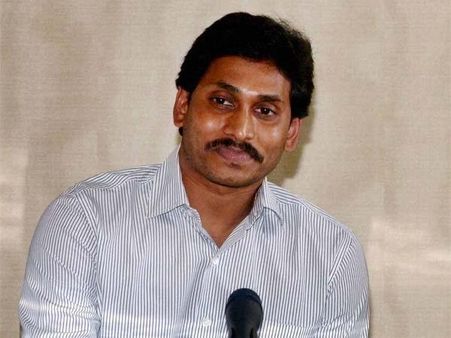 వెంకన్న సన్నిధికి జగన్, షెడ్యూల్ లో మార్పు, రెచ్చిపోతున్న నేతలు, పరస్పరం విమర్శలు