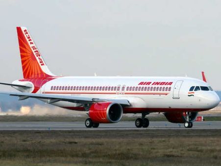 ఎయిరిండియా సిబ్బందిపై చేయి చేసుకున్నయువతి, తిరిగి కొట్టిన సిబ్బంది