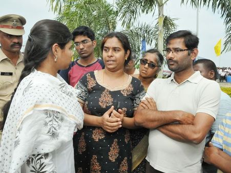 ఒప్పందం తప్పనిసరి, ఇవ్వొద్దు: అఖిలప్రియ ఆగ్రహం, బోటు ప్రమాదంపై కలెక్టర్ నివేదిక