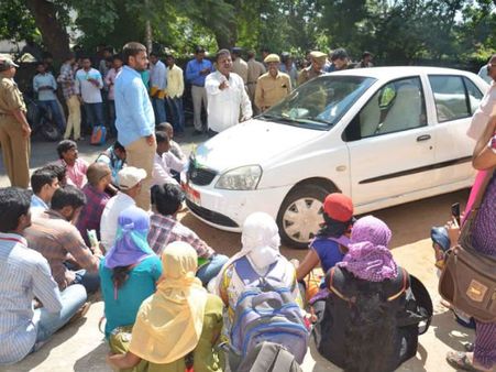 అందుకే ప్రొఫెసర్ లైంగిక వేధింపులు, మేలు చేశారు: గంటా కారును అడ్డుకున్న విద్యార్థులు