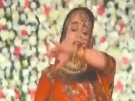 ‘పద్మావతి’ పాటకు డ్యాన్ చేసిన ములాయం కోడలు(వీడియో)