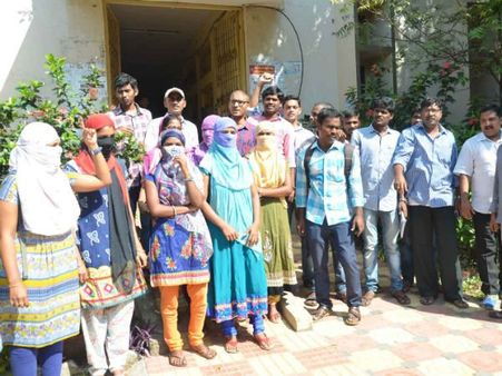 ఏయూ షాక్: ముందువరుసలో అమ్మాయిలు, బాత్రూంలో కండోమ్స్, క్లాస్‌లో ఆ పాఠాలు