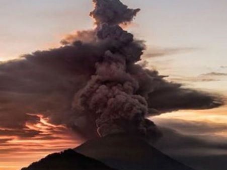 షాక్: 'అగంగ్' అగ్నిపర్వతం బద్దలయ్యే అవకాశం, హెచ్చరించిన ఇండోనేషియా