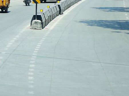 రోడ్డు దాటుతుండగా ఆర్టీసీ బస్సు ఢీకొని మహిళా టెక్కీ మృతి