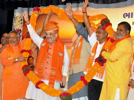 గుజరాత్‌లో తొలి జాబితాతో మోడీకి షాక్: బీజేపీకి వరుస రిజైన్లు, ఆదివాసీ బిగ్ ఝలక్