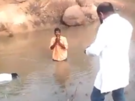 కర్రతో బెదిరిస్తూ, బురద నీటిలో మునగాలని: దళిత యువకులపై బీజేపీ నేత దాష్టీకం (వీడియో)