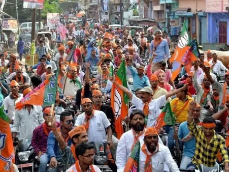 గుజరాత్ ఎన్నికల్లో రూట్ మార్చిన బీజేపీ, పటేల్ వర్గం ఓట్లు పోతే, బీసీలకు గాలం, 40 సీట్లు !