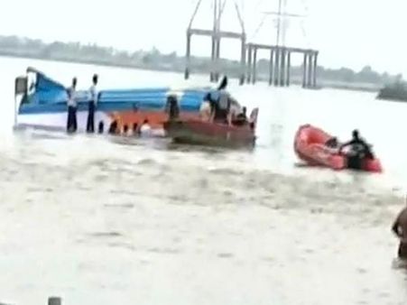 ఓరే పదండ్రా! అధికారుల కన్నా మత్స్యకారులే నయం: ప్రత్యక్షసాక్షుల మాటిది