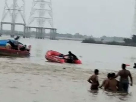 బోటు ప్రమాదం: లైసెన్సులన్నీ రద్దు, ఏడుగురిపై వేటు