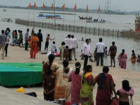 బోటు ప్రమాదం: బినామీలతో అధికారులే బోటు నడిపిస్తున్నారా?