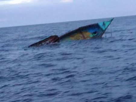 విశాఖ జిల్లాలో పడవ బోల్తా...ఇద్దరు మృతి...నలుగురు గల్లంతు