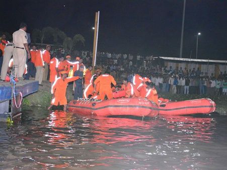 బోటు ప్రమాదంలో కొత్త కోణాలు: నిలిపేసినా.. ఎన్నో షాకింగ్ విషయాలు