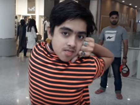 మిరాకిల్: గుడ్ల గూబ లాగే తలను వెనక్కి తిప్పుతున్న యువకుడు(వీడియో)