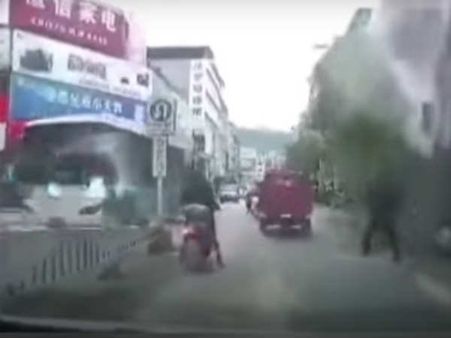 మిరాకిల్ ఎస్కేప్: రెప్ప పాటులో చావును తప్పించుకున్నాడు (వీడియో)