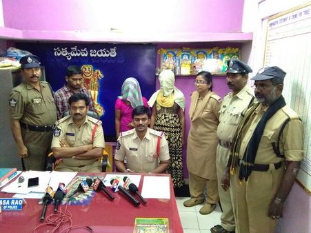 రైల్వే ఉద్యోగిని దారుణంగా హతమార్చిన తల్లీకూతుళ్ల అరెస్ట్