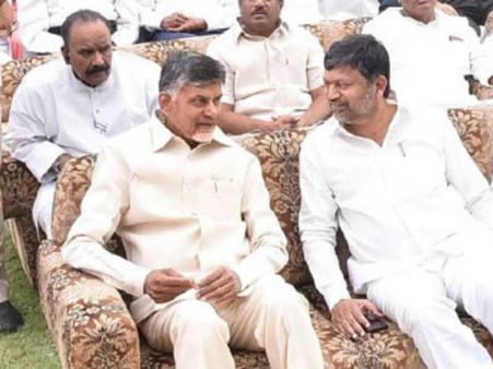 ఆసక్తికర సన్నివేశం: చంద్రబాబు, రమణ... వెనకే నాయిని, అయ్యో.. అన్నీ వినేశారా?