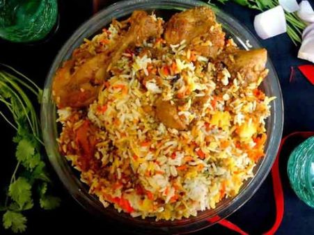 చికెన్-65లో పురుగులు, బిర్యానీలో ఫంగస్: షాక్ తిన్న కస్టమర్..