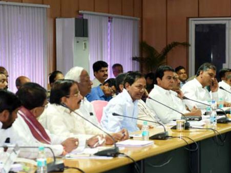 ఆపద మొక్కులు: అసెంబ్లీ వేదికపై ఒకలా.. బయట మరోలా.. కొలువులపై సీఎం కేసీఆర్