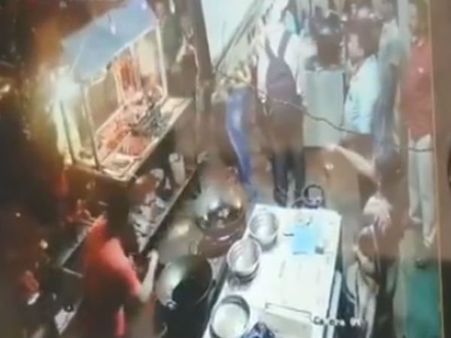 ఫుడ్ బాగోలేదన్నందుకు కస్టమర్లపై వేడి నూనెను పోశాడు(వీడియో)