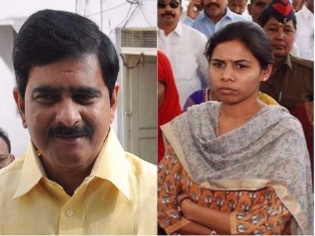 'అఖిల రాజీనామా చేయాల్సిందే, ఆ బోట్లన్ని దేవినేని, ప్రత్తిపాటిల బినామీలవే'