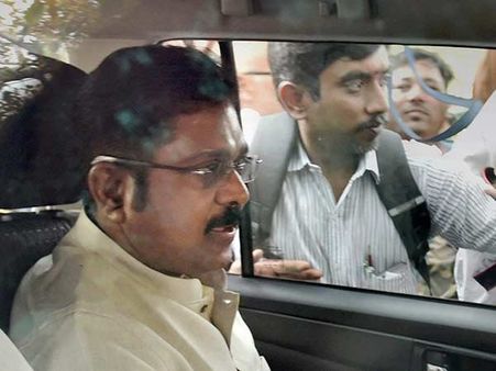 కొంపల్లి జయ ఫాంహౌస్‌లో ఐటీ దాడులు, కేంద్రంపై దినకరన్ తీవ్రవ్యాఖ్యలు