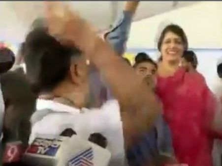 మేడమ్ తో సెల్ఫీ కోసం ముచ్చటపడిన విద్యార్థి, మంత్రి ఏం చేశారో చూడండి, వైరల్!