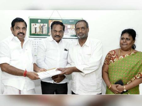 శశికళకు షాక్, ముగ్గురు రెబల్ ఎంపీలు జంప్, పళనిస్వామి, పన్నీర్ సెల్వంతో భేటీ, మద్దతు !