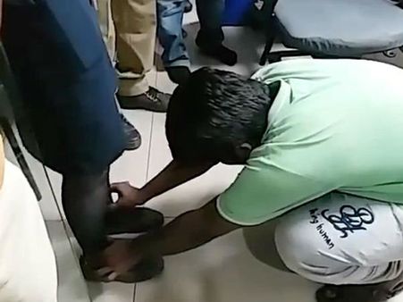 ధీరవనితకు ఓ బిగ్ సెల్యూట్: పోకిరీలతో కాళ్లు మొక్కించుకుంది(వీడియో)