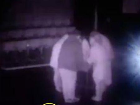 అది చూసి దిమ్మతిరిగింది: థియేటర్‌లో ఆత్మలన్ని గుమిగూడి..(వీడియో)