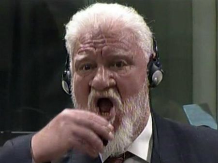 లైవ్ డెత్: కోర్టులో అందరూ చూస్తుండగా.. జడ్జి ముందే విషం తాగేశాడు!