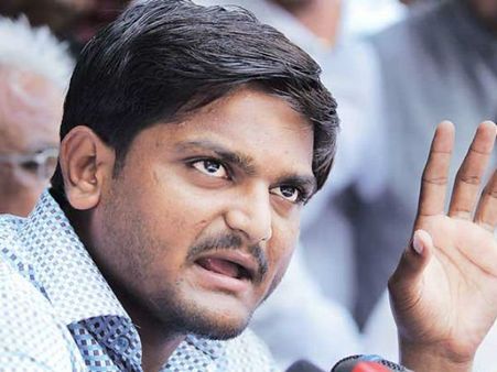 పాటిదార్ల ఆందోళనకు కేశూభాయి పూర్తి మద్దతు: పూల్స్ ఎలా ఉంటారో చూపుతాం.. హార్దిక్‌కు ‘వై’ సెక్యూరిటీ