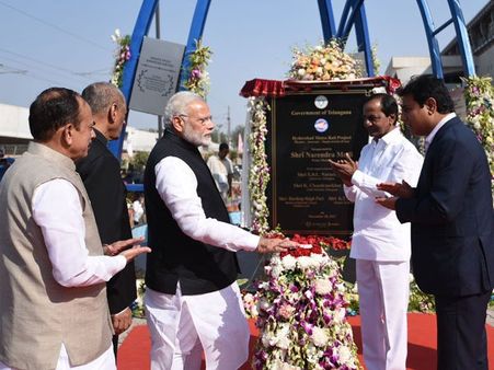 హైదరాబాద్ మెట్రో అద్భుతం, నేను నడపాల్సింది రైలును కాదు, దేశాన్ని: మోడీ, విరిసిన నవ్వులు